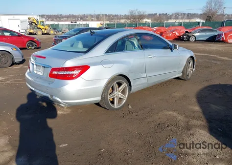 2010 Mercedes-Benz E 550 z USA, uszkodzony, nr VIN WDDKJ7CB7AF037952